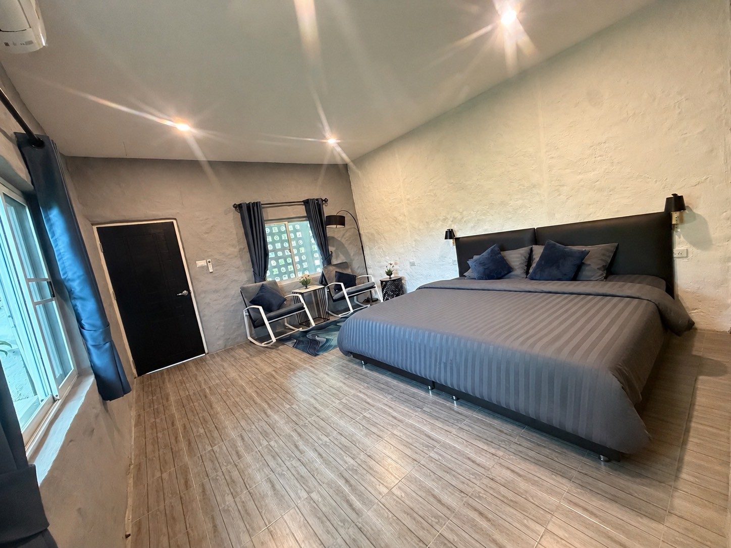 Queen room bed angle