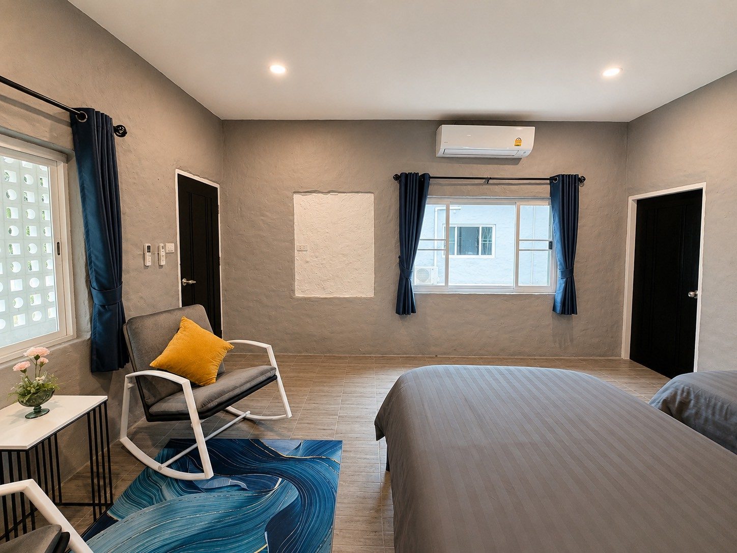 Twin room yellow pillows